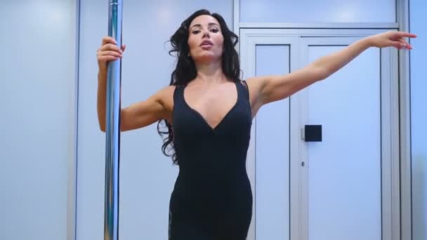 Mulher fitness praticando na aula de ginástica — Vídeo de Stock