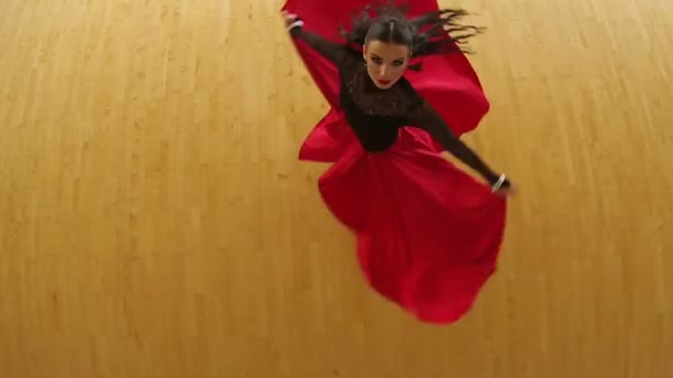 Tancerz kobieta w czerwonej sukience — Wideo stockowe