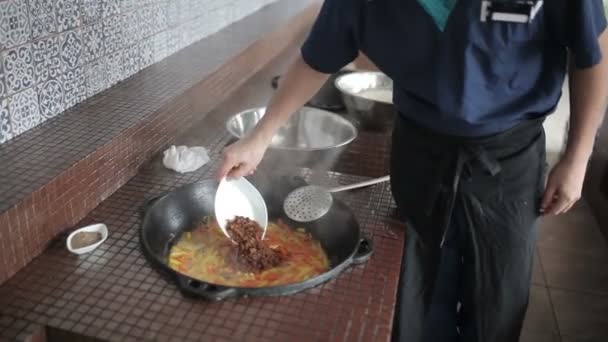 Primer Plano Cocina Masculina Pilaf Arroz Cocina Del Restaurante Asiático — Vídeos de Stock