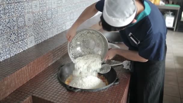 Крупный План Приготовления Пищи Молодым Человеком Кухне Азиатского Ресторана — стоковое видео