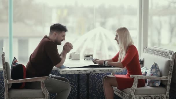 Jonge Blonde Vrouw Rode Jurk Met Man Café — Stockvideo