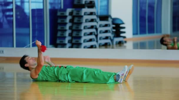 Mann im grünen Trainingsanzug — Stockvideo