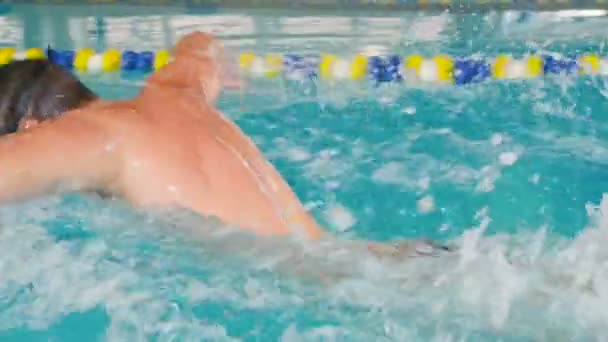 Jeune homme nageant dans la piscine . — Video