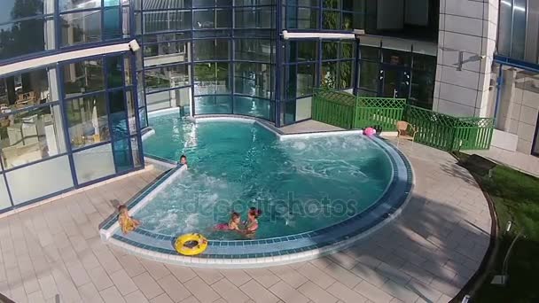 Mujer con chicas en la piscina al aire libre — Vídeo de stock