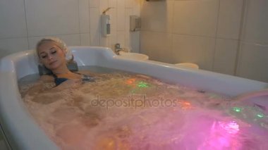 küvette döşeme duş başlığı kadında