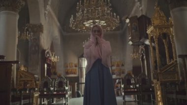 Manastırda dua başörtüsü kadında
