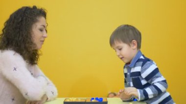 kadın çocukla oyun dama