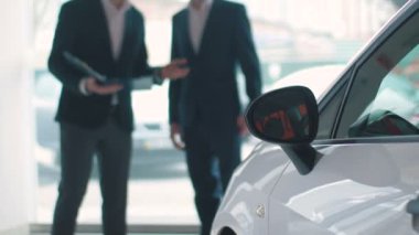 İşadamları car yakınındaki elbiseli