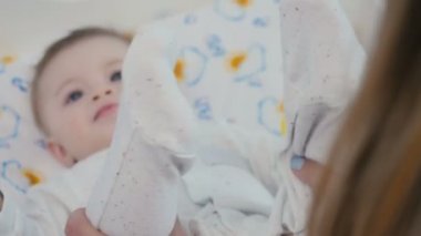 Küçük bebek bebek bezi üzerinde döşeme