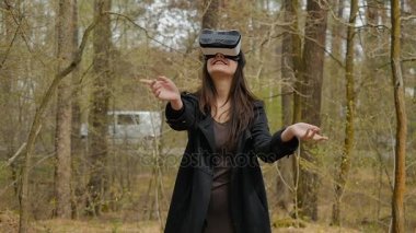 sanal relity gözlük ile kız