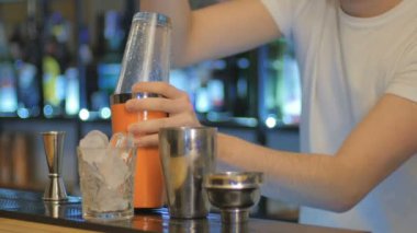 Barmen kokteyl bar yapmak