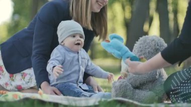 Anne küçük çocuk ve arkadaşıyla