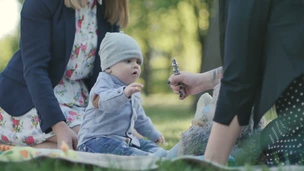 Handen håller vape och demonstrera det snålt — Stockvideo