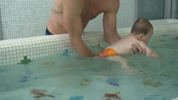 Père enseignement garçon natation — Video