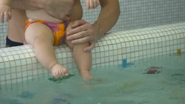 Padre tren con bebé niño — Vídeos de Stock