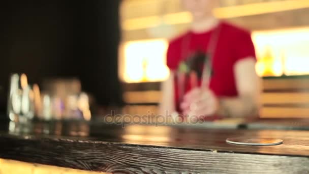 Бармен тримає червоний коктейль — стокове відео