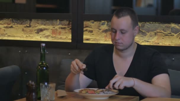 Primer Plano Joven Guapo Comiendo Comida Bar Nocturno — Vídeos de Stock