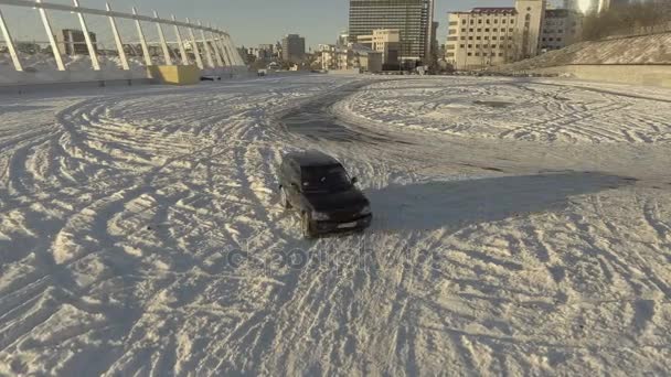 Auto driftet auf winterlichen Straßen — Stockvideo