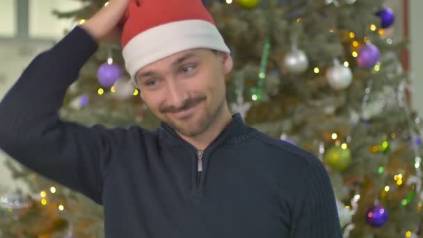 Homme drôle dans le chapeau du Père Noël — Video