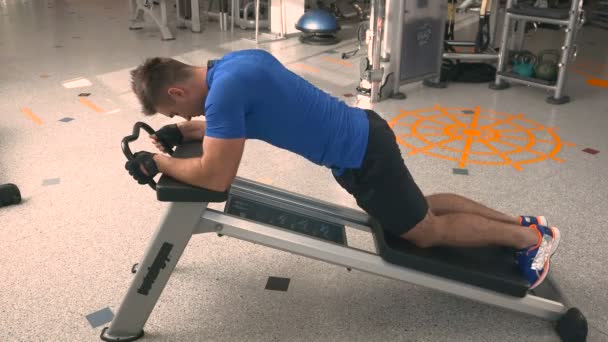 Deportista hombre entrenamiento en gimnasio — Vídeos de Stock