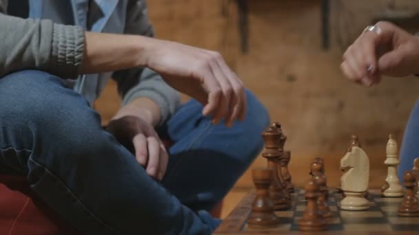 Junges Paar spielt Schach — Stockvideo