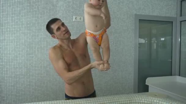 Vader trein met babyjongen — Stockvideo