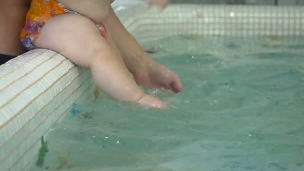 年轻的父亲教小男孩在水池下游泳 婴儿从水中冒出来 — 图库视频影像