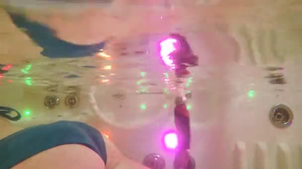 Mulher Bonita Biquíni Deitado Banheira Branca Com Luzes Multicoloridas Relaxante — Vídeo de Stock