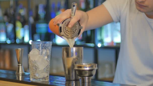 Barman hacer cóctel en el bar — Vídeo de stock