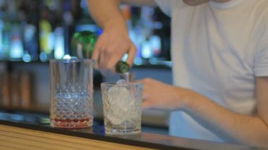 Barmen eller kokteyl yapmak