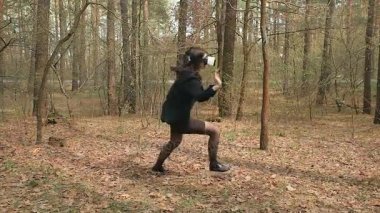 Sanal gerçeklik gözlüklü kız