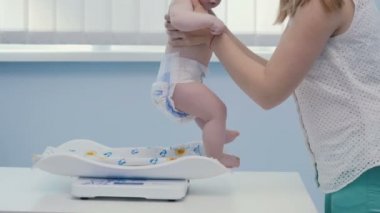 Anne bebek Kantar koymak.
