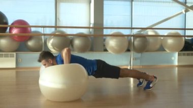 Sportif adam Fitness topu ile eğitim