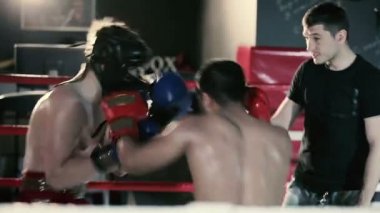 kaslı erkekler boks