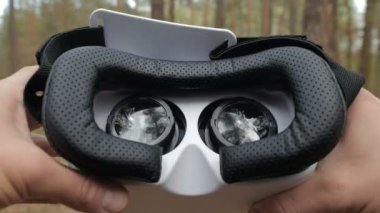 bir sanal gerçeklik gözlük tutan adam