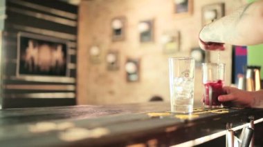 barmen eller Close-up gece barda kokteyl yapmak