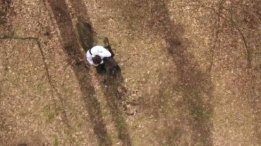 sanal gerçeklik gözlükle adam