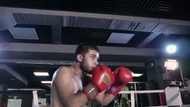 Boks spor salonunda genç adam