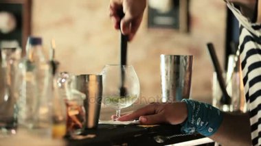 Barmen mavi lagün kokteyl yapmak