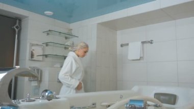 kadın hidro banyo için geliyor