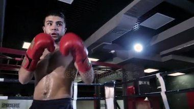 Boks spor salonunda genç adam