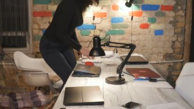 Gençler ofis dizüstü bilgisayarlar ile çalışmaya başlamak