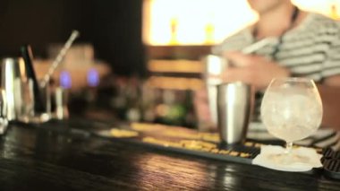 Barmen kokteyl bar yapmak