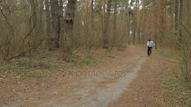 sanal gerçeklik gözlüklü adam