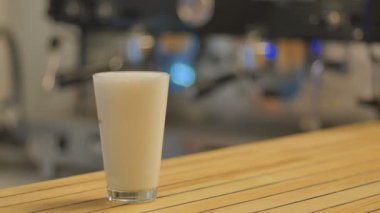 Barmen kahve latte olun