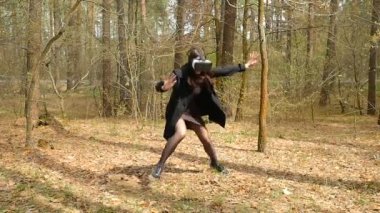 Sanal gerçeklik gözlüklü kız