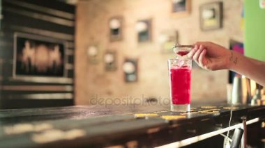 el olun kırmızı kokteyl