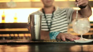 Barmen kokteyl bar yapmak