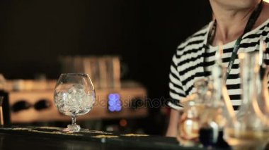 yakışıklı barmen kokteyl yapmak