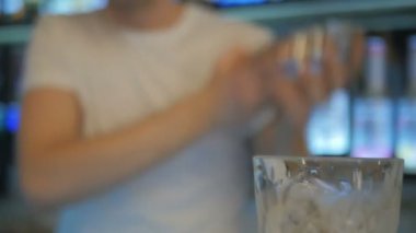 Barmen kokteyl bar yapmak